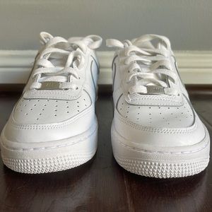 White Nike Air Force 1 low top sneakers